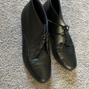 Munro black leather lace up booties